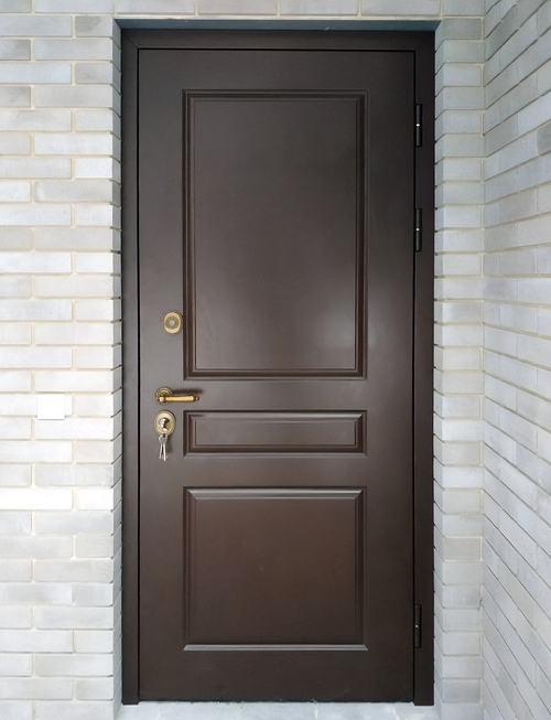 Дверь коричневого цвета Дверь коричневого цвета