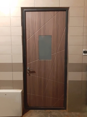 Дверь с остеклением, вид изнутри Дверь с остеклением, вид изнутри